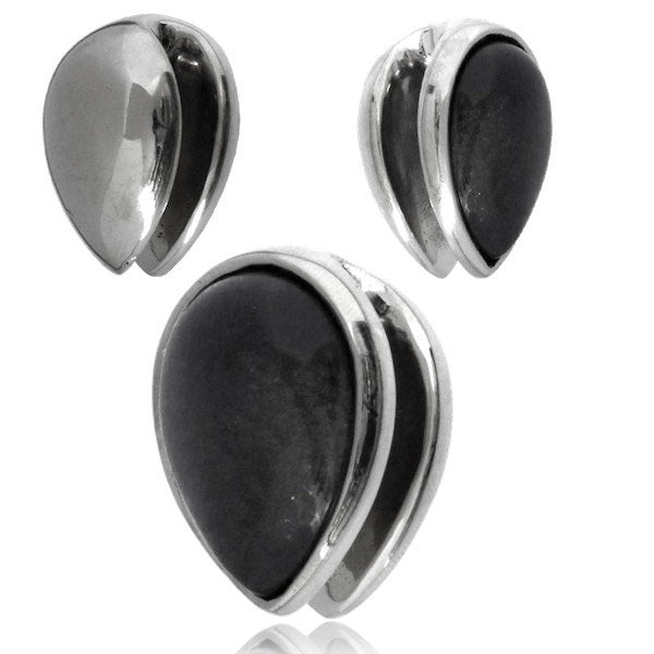 The OBI Minimalist Oval Ear Hangers by Kaya Movement feature a sleek and modern design, showcasing golden obsidian stones encased in polished gold frames. Though they offer a distinct aesthetic compared to traditional brass teardrop earrings, they retain an elegant twist that sets them apart.